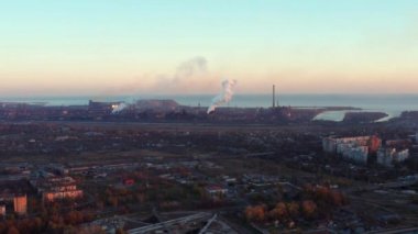 Şehrin deniz kenarında Metalurji tesisi. Çevre kirliliği. Akşam saat. Havadan görünümü