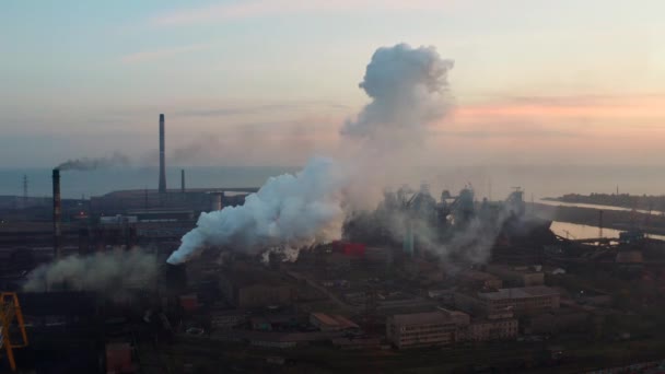 Luftbild Hochöfen Metallurgische Anlage Der Küste Umweltverschmutzung Abendzeit — Stockvideo