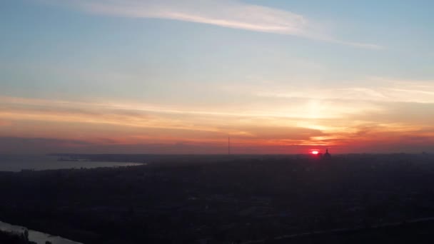 Vídeo Aéreo Puesta Sol Sobre Ciudad Siluetas Edificios Mar Río — Vídeo de stock