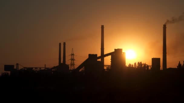 Industrieunternehmen Auf Dem Hintergrund Der Sonne Bei Sonnenaufgang — Stockvideo