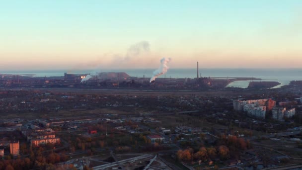 Metalurgicznych Mieście Nad Morzem Zanieczyszczenie Środowiska Wieczór Czas Widok Lotu — Wideo stockowe