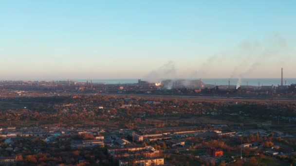 Usine Métallurgique Dans Ville Pollution Environnement Soir Est Automne Vue — Video