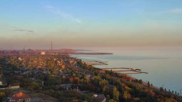 Повітряне Відео Осінній Час Морське Узбережжя Промислове Підприємство Ввечері — стокове відео