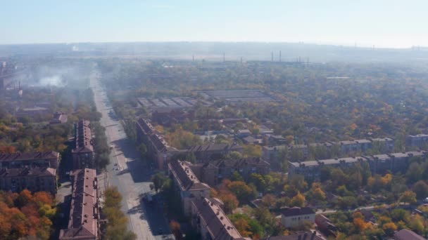 都市のスモッグ 路上で冶金の植物からの煙します ドローンを撮影 — ストック動画