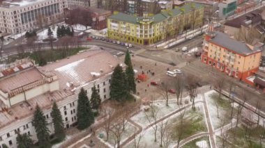 Kasaba meydanında Noel ağacı. Havadan görünümü. Mariupol Ukrayna