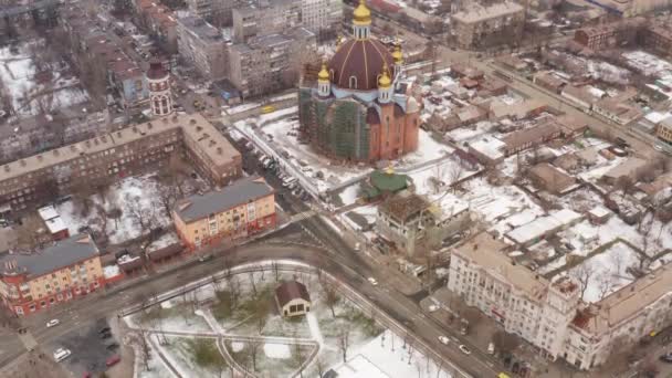 冬の街の空撮 都市の広場 大きな正統派教会を見ることができます ウクライナ マリウポリ — ストック動画