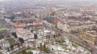 Hava kış kenti. Şehir Meydanı, carousel, büyük bir Ortodoks kilise görebilirsiniz. Mariupol Ukrayna
