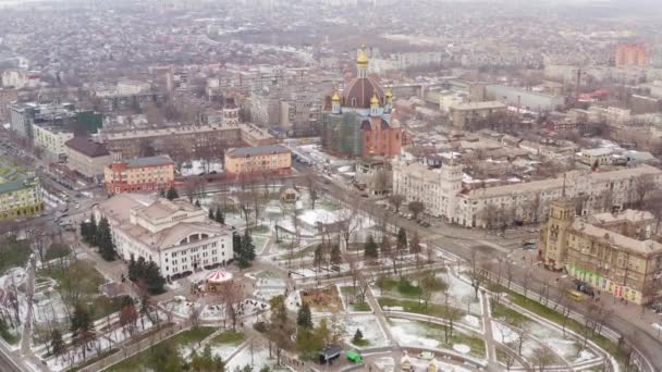冬季城市的鸟图 你可以看到城市广场 旋转木马 大型东正教教堂 Mariupol 乌克兰 — 图库视频影像
