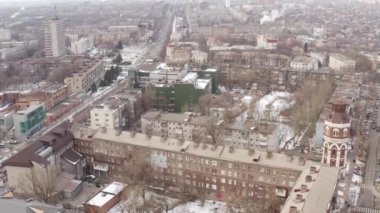Mariupol Ukrayna. Hava kış kenti. Gördüğünüz şehir sokakları, binalar, bina inşaatı.