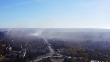 Şehrin sokaklarında Metalurji bitkiden duman. Kuş bakışı