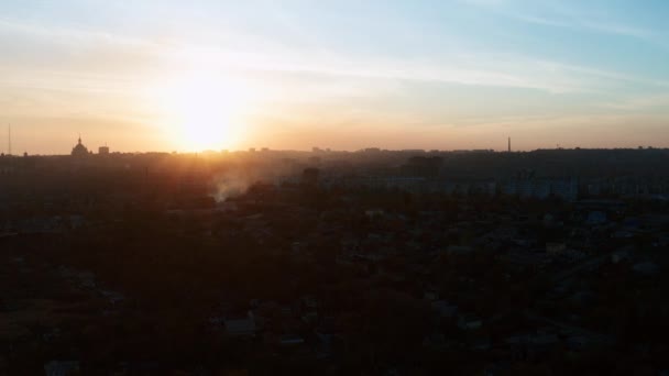 Закат Над Городом Силуэты Зданий Выстрел Высоты Птичьего Полета — стоковое видео