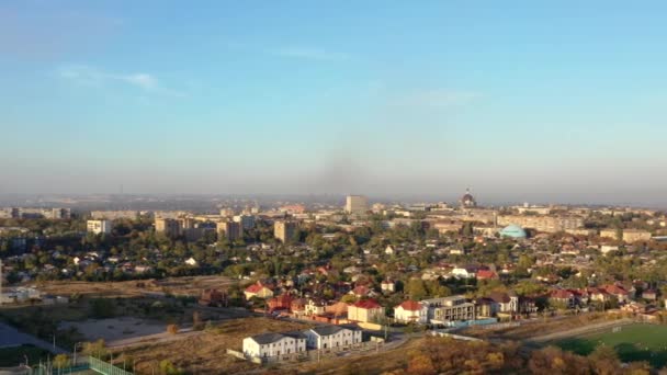 Panoramische Luchtfoto Van Stad Bij Zonsondergang Hier Ziet Gebouwen Metallurgische — Stockvideo