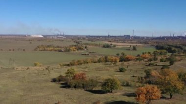 Sonbahar alanlarının havadan görünümü. Ufukta, sen-ebilmek görmek Metalurji tesisi borular.