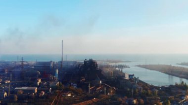 Metalurji tesisi sahil üzerinde. Bir kuş bakışı vurdu. Akşam saat