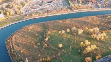 Sonbahar zaman. Yukarıdan küçük bir nehir. Kuş bakışı.