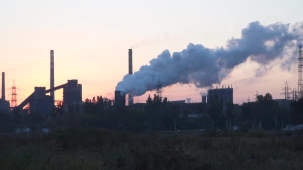 日出时冶金厂的管道对着天空冒出的白烟 — 图库视频影像