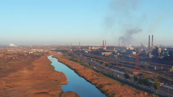 Metallurgische Fabriek Buurt Van Rivier Vervuiling Van Het Milieu Avonds — Stockvideo