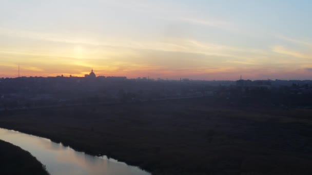 日落时 天空上的建筑物剪影 城市上空的日落 — 图库视频影像
