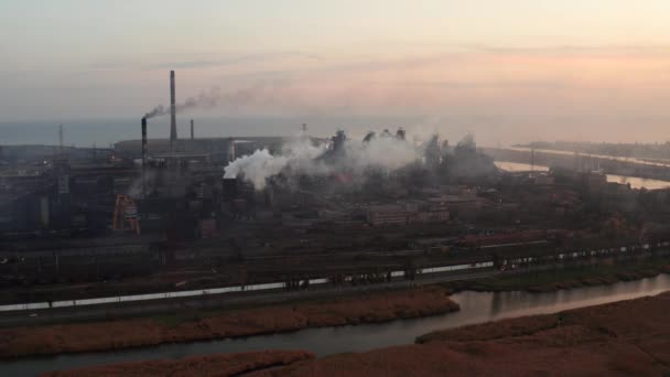 Planta Metalúrgica Costa Contaminación Ambiental Hora Tarde Vista Aérea — Vídeos de Stock