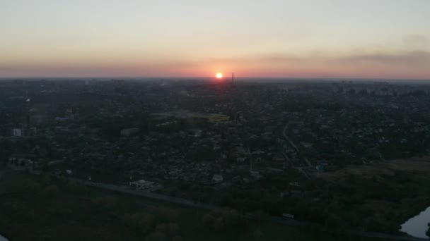 Luftaufnahme Silhouetten Von Gebäuden Gegen Den Himmel Bei Sonnenuntergang Sonnenuntergang — Stockvideo