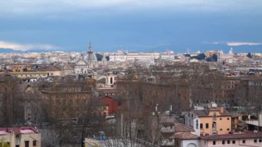 Tapınak ve Roma'nın tarihi bölümü'nün binaların çatıları kubbeleri. İtalya