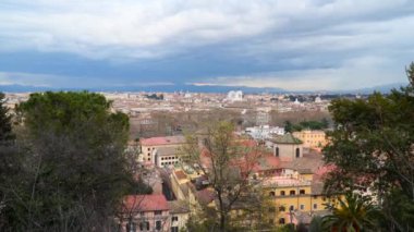 Vittoriano'ya anıt üzerinde görüntüleyin. Tapınak ve Roma'nın tarihi bölümü'nün binaların çatıları kubbeleri. İtalya