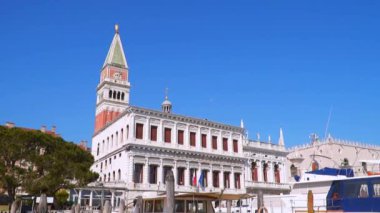 Venedik'te Saint Mark's meydanından Marciana Kütüphanesi. Ağır çekim 120 fps