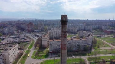 Bacaya kuş bakışı bak. Boru şehirde. Metalurji tesisleri ufukta görülebilir.