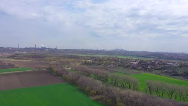 Champs Verts Printemps Sur Fond Fumée Des Tuyaux Usine Métallurgique — Video