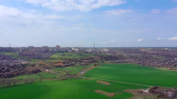 Zelené Jarní Pole Řeka Blízko Města Poli Jsou Viditelné Stíny — Stock video