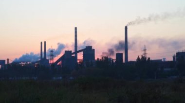 Çevre kirliliği. Gün doğumunda gökyüzüne karşı borulardan duman