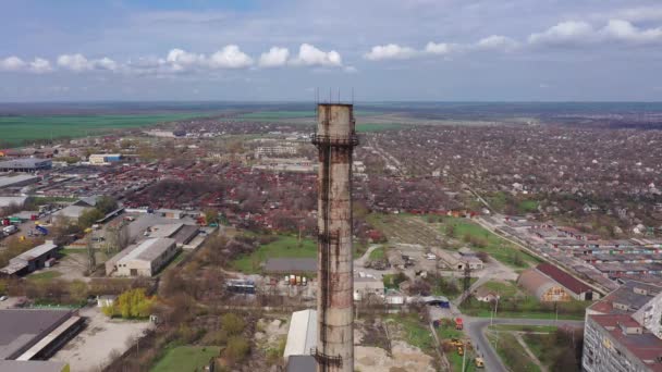 Haute vieille pipe parmi les bâtiments de la ville — Video