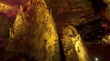 Gürcistan'daki Prometheus Mağarası. Mağaradaki sarkıt ve dikitler