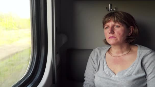 Μια Γυναίκα Στο Τρένο Κοιτάζει Έξω Από Παράθυρο — Αρχείο Βίντεο