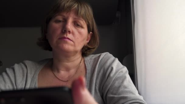 Женщина Поезде Телефоном — стоковое видео