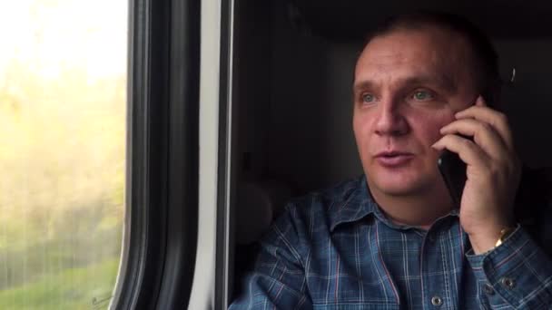 Άντρας Στο Τρένο Μιλάει Στο Τηλέφωνο — Αρχείο Βίντεο