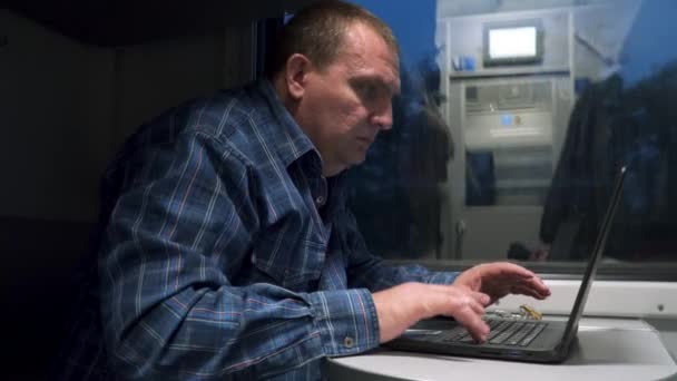 Человек Вагоне Работает Ноутбуком Фрилансер Поезде — стоковое видео