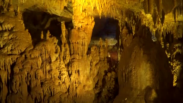 Stalaktiter Och Stalagmiter Grotta — Stockvideo