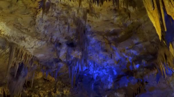 Tajemná Jeskyně Prometheus Gruzii Stalaktity Stalagmity Jeskyni — Stock video