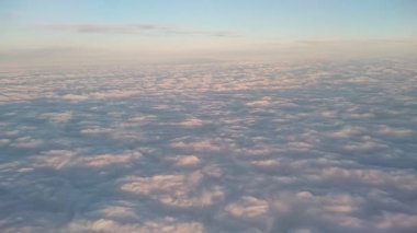 Uçak porthole gelen bulutların görünümü.