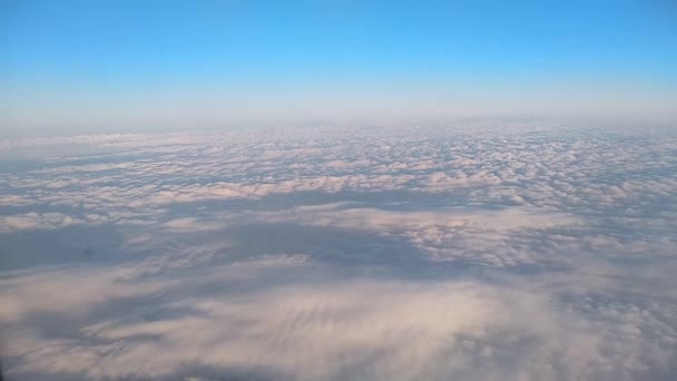 Widok Błękitne Niebo Chmury Przez Okno Samolotu — Wideo stockowe