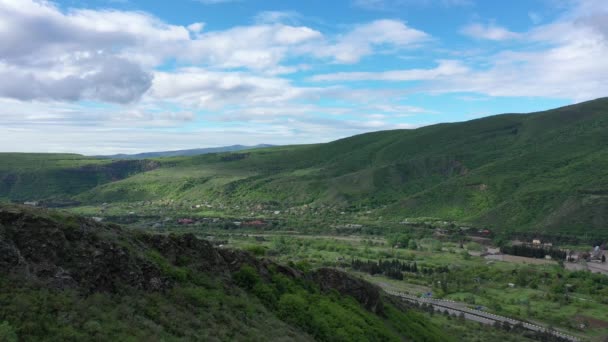 Autopista Entre Las Verdes Montañas Cielo Nublado Vídeo Aéreo — Vídeo de stock