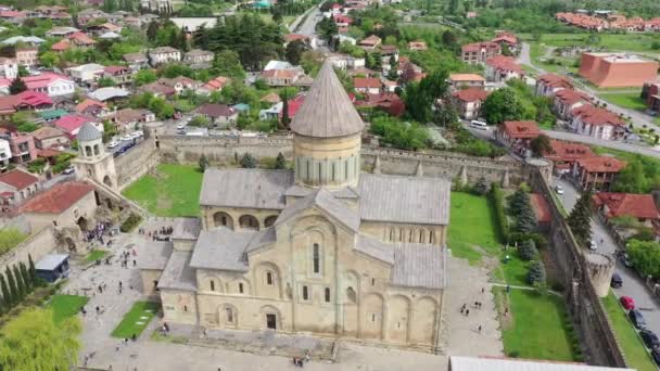 Svetitskhoveli Mtskheta Şehrindeki Gürcü Ortodoks Kilisesi Ataerkil Katedral Kilisesi Havadan — Stok video