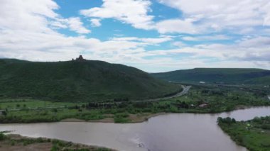 Aragvi ve Kura'nın iki nehrinin birleşmesi. Georgia'daki Mtskheta kasabası yakınlarında. Havadan görünüm