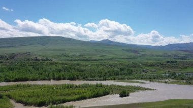 Bir dağ vadisindeki nehir. Havadan görünüm