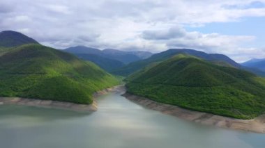 Yeşil dağların arasında göl. Havadan görünüm