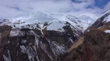 Dağlar karla kaplıydı. Kafkas Dağları. Havadan görünüm