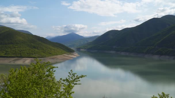 Гори Покриті Лісом Проти Неба Хмарами Також Можете Побачити Озеро — стокове відео