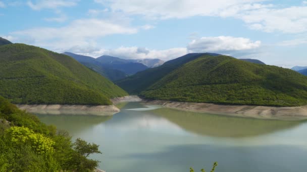 Lago Perto Das Montanhas Montanhas Cobertas Florestas — Vídeo de Stock