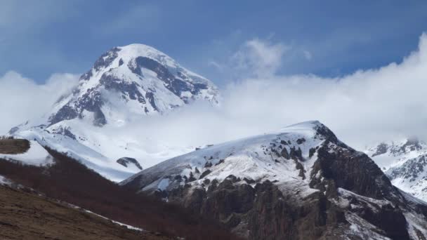 Bulutlar Arasında Kazbek Dağı — Stok video